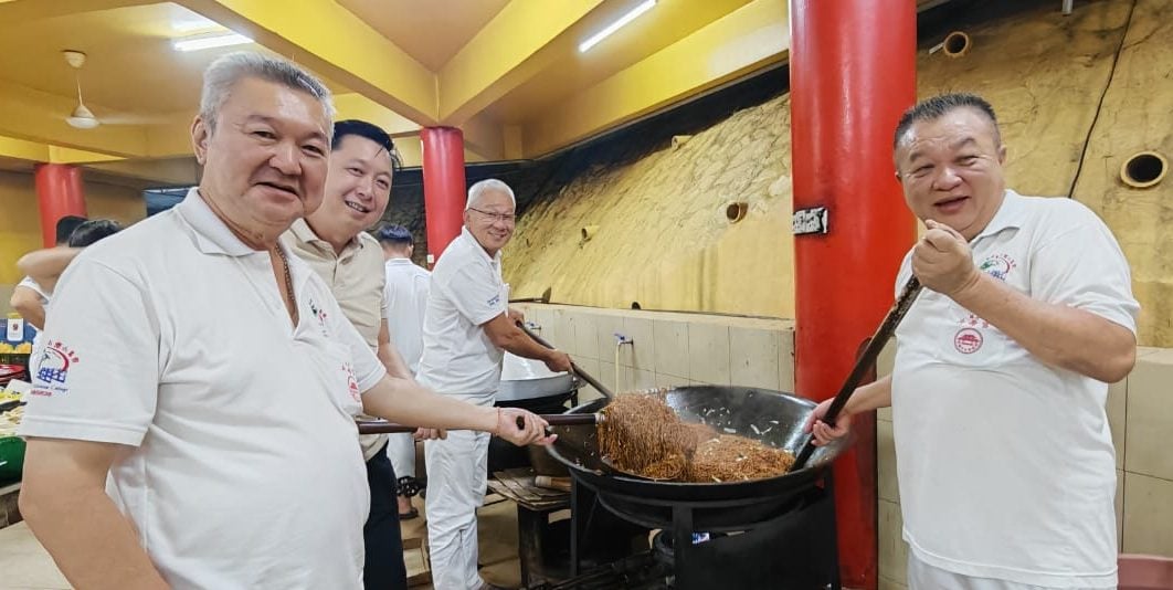 东:已签发:关丹斗母宫一年一度的九皇爷诞庆典已迈入尾声,,除了庄严的祭祀仪式,热闹的舞狮助兴,更是为这场为期九天的盛会增添了不少色彩