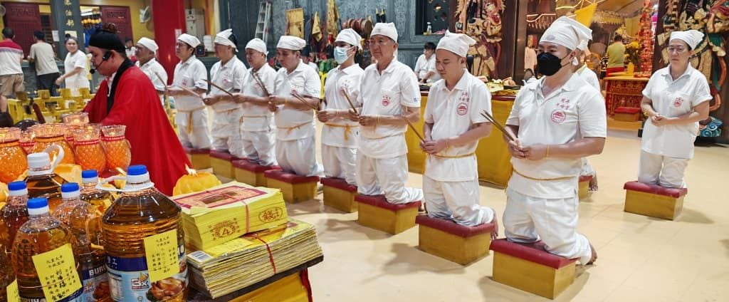 东:已签发:关丹斗母宫一年一度的九皇爷诞庆典已迈入尾声,,除了庄严的祭祀仪式,热闹的舞狮助兴,更是为这场为期九天的盛会增添了不少色彩