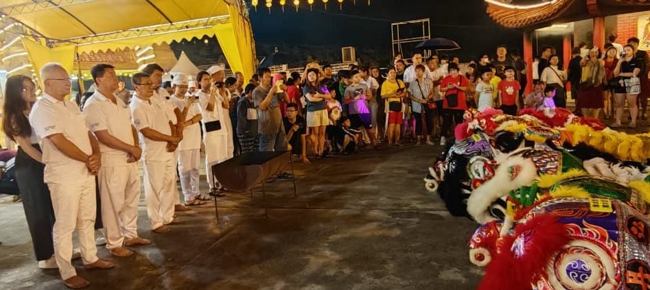 东:已签发:关丹斗母宫一年一度的九皇爷诞庆典已迈入尾声,,除了庄严的祭祀仪式,热闹的舞狮助兴,更是为这场为期九天的盛会增添了不少色彩