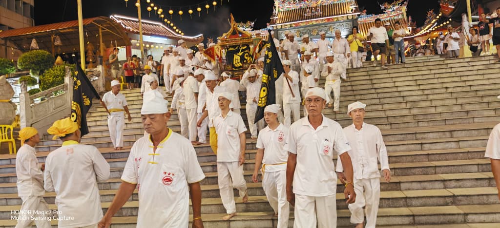 东:已签发:关丹斗母宫配合农历九月初九,进行恭送九皇大帝“圣驾回銮”仪式,标志着为期九天的九皇爷庆典圆满结束。