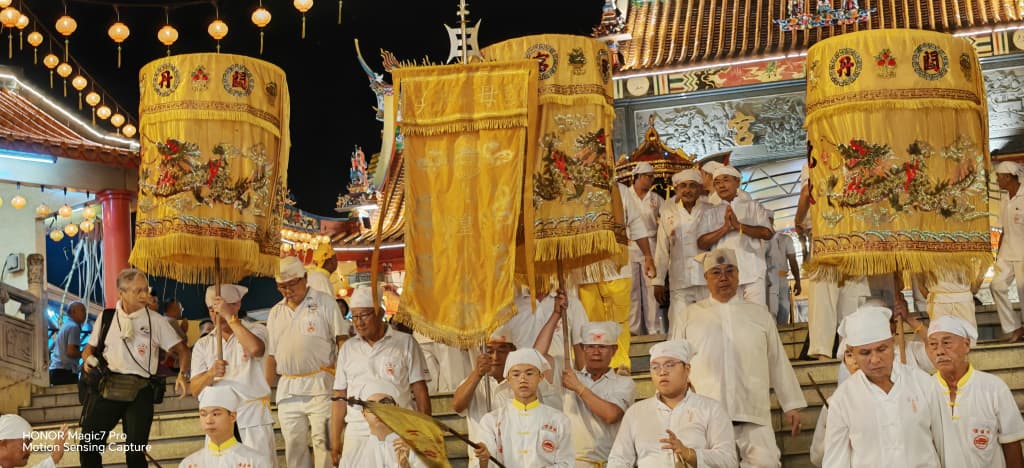 东:已签发:关丹斗母宫配合农历九月初九,进行恭送九皇大帝“圣驾回銮”仪式,标志着为期九天的九皇爷庆典圆满结束。