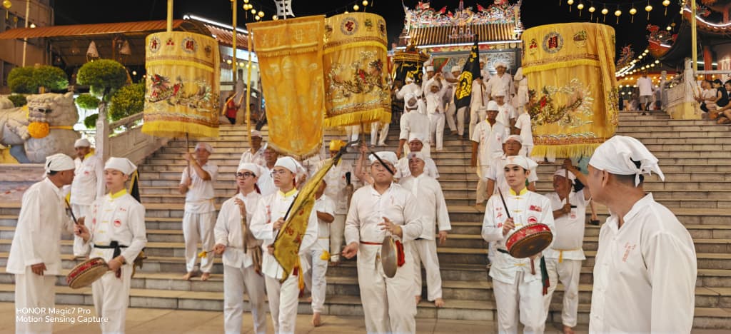 东:已签发:关丹斗母宫配合农历九月初九,进行恭送九皇大帝“圣驾回銮”仪式,标志着为期九天的九皇爷庆典圆满结束。