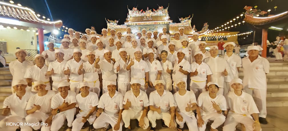 东:已签发:关丹斗母宫配合农历九月初九,进行恭送九皇大帝“圣驾回銮”仪式,标志着为期九天的九皇爷庆典圆满结束。