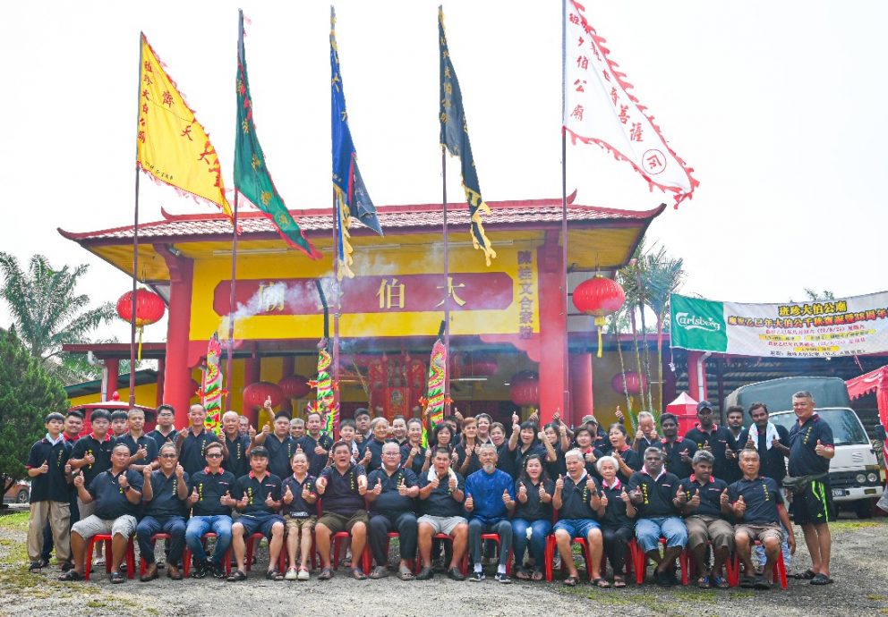 东：已签发：关丹班珍大伯公庙日前隆重举行庆祝大伯公庙周年千秋宝诞盛典，连续两日的庆典活动吸引了各界善信逾千人前往拈香参拜，场面盛大