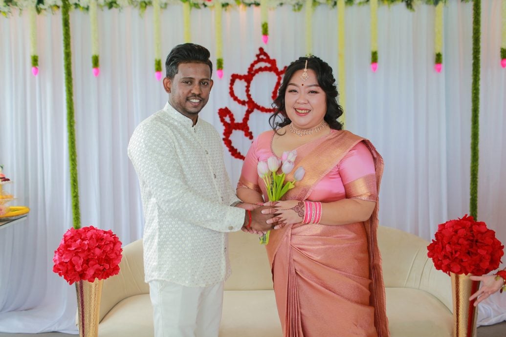 东:已签发:关丹的华裔中医师伍雁萍(33岁)与远在雪兰莪的印裔工程师未婚夫古玛瑞森(36岁),正携手迎接他们订婚后的首个屠妖节。