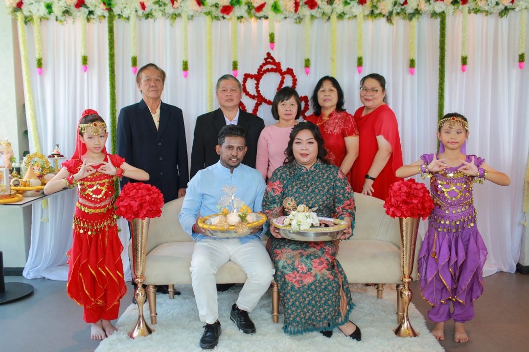 东:已签发:关丹的华裔中医师伍雁萍(33岁)与远在雪兰莪的印裔工程师未婚夫古玛瑞森(36岁),正携手迎接他们订婚后的首个屠妖节。