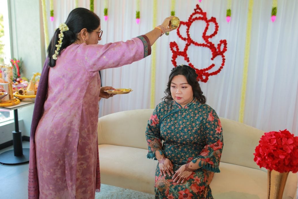 东:已签发:关丹的华裔中医师伍雁萍(33岁)与远在雪兰莪的印裔工程师未婚夫古玛瑞森(36岁),正携手迎接他们订婚后的首个屠妖节。