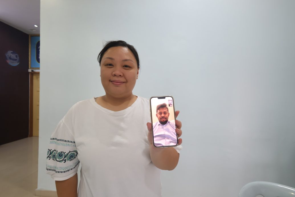 东:已签发:关丹的华裔中医师伍雁萍(33岁)与远在雪兰莪的印裔工程师未婚夫古玛瑞森(36岁),正携手迎接他们订婚后的首个屠妖节。