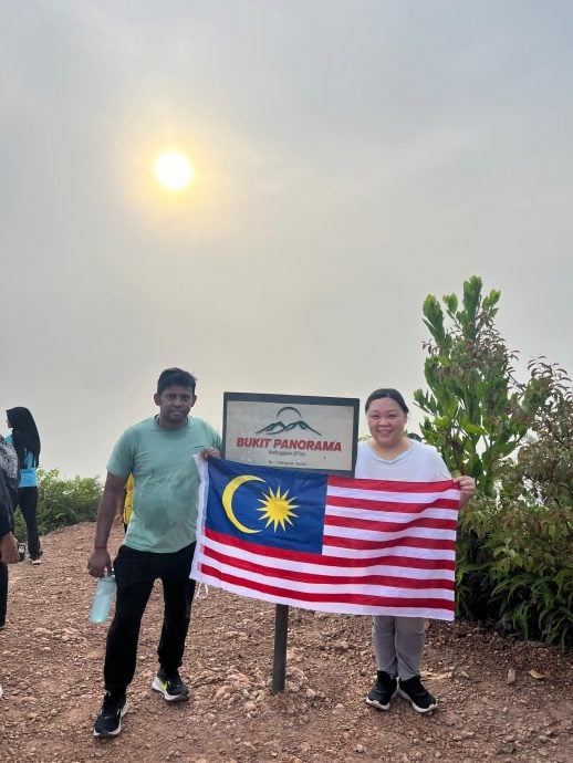 东:已签发:关丹的华裔中医师伍雁萍(33岁)与远在雪兰莪的印裔工程师未婚夫古玛瑞森(36岁),正携手迎接他们订婚后的首个屠妖节。