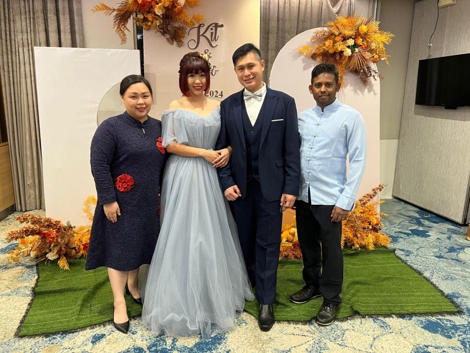 东:已签发:关丹的华裔中医师伍雁萍(33岁)与远在雪兰莪的印裔工程师未婚夫古玛瑞森(36岁),正携手迎接他们订婚后的首个屠妖节。