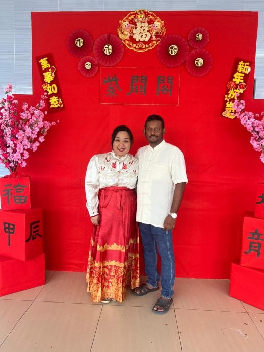 东:已签发:关丹的华裔中医师伍雁萍(33岁)与远在雪兰莪的印裔工程师未婚夫古玛瑞森(36岁),正携手迎接他们订婚后的首个屠妖节。