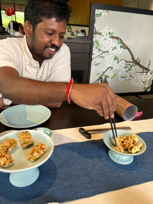 东:已签发:关丹的华裔中医师伍雁萍(33岁)与远在雪兰莪的印裔工程师未婚夫古玛瑞森(36岁),正携手迎接他们订婚后的首个屠妖节。