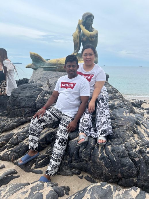 东:已签发:关丹的华裔中医师伍雁萍(33岁)与远在雪兰莪的印裔工程师未婚夫古玛瑞森(36岁),正携手迎接他们订婚后的首个屠妖节。