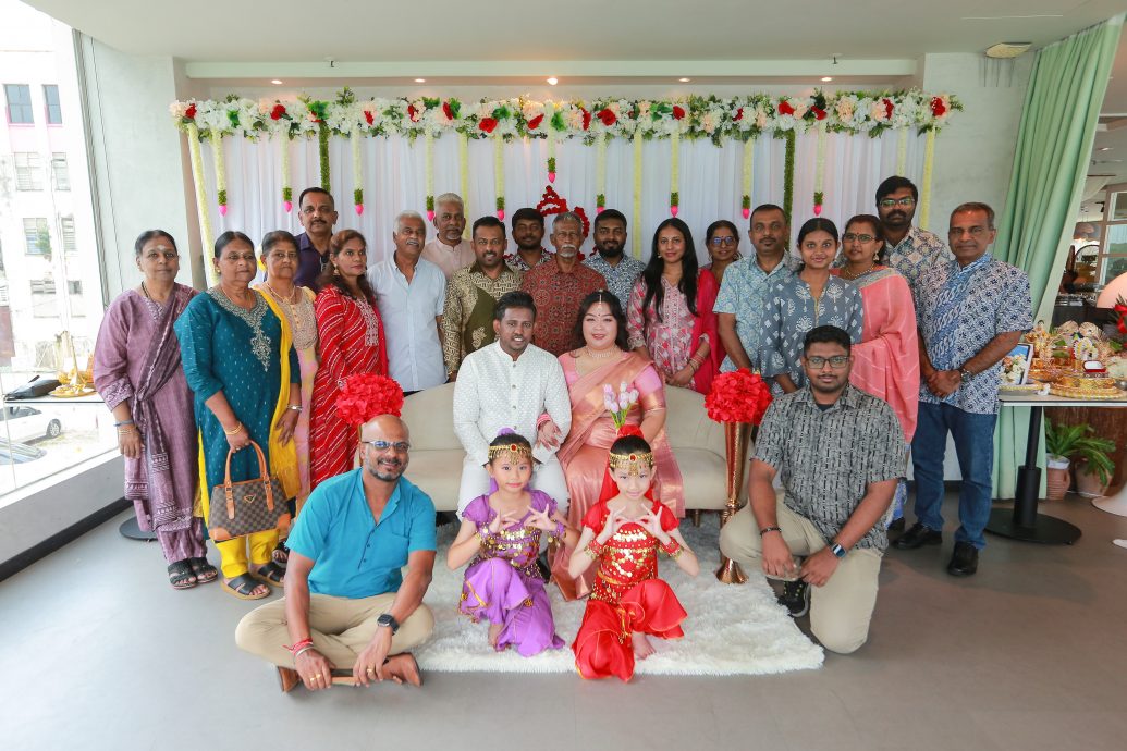 东:已签发:关丹的华裔中医师伍雁萍(33岁)与远在雪兰莪的印裔工程师未婚夫古玛瑞森(36岁),正携手迎接他们订婚后的首个屠妖节。