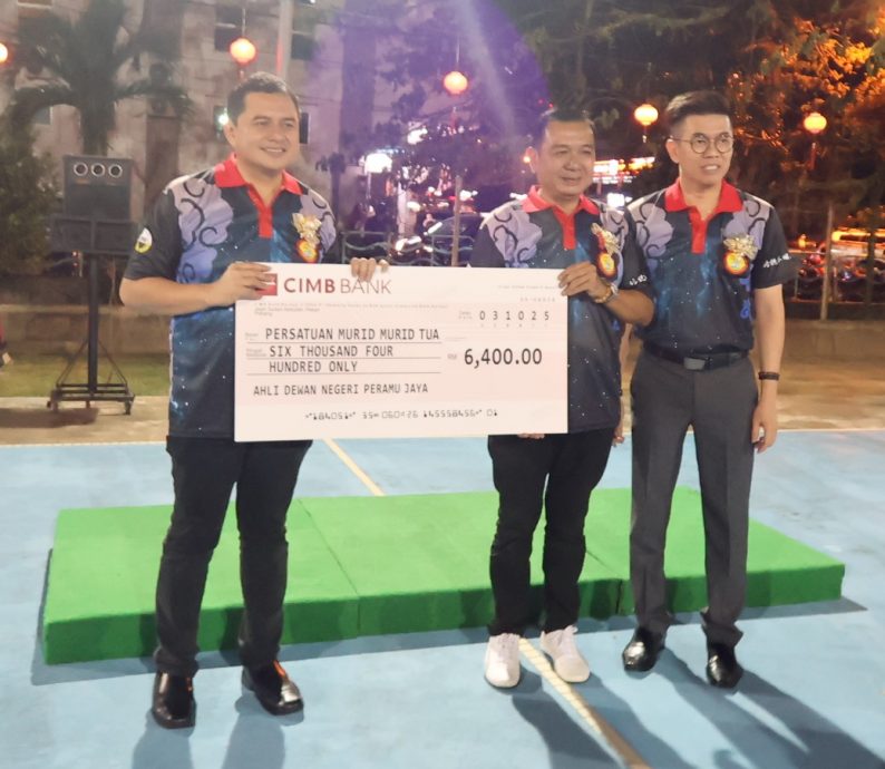 东:已签发:彭州投资、工业、科学、工艺与革新委员会主席拿督莫哈末尼查赞扬华文小学在纪律与学术管理方面树立榜样