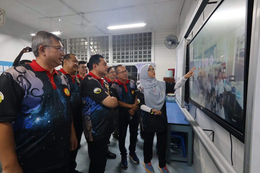 东:已签发:彭州投资、工业、科学、工艺与革新委员会主席拿督莫哈末尼查赞扬华文小学在纪律与学术管理方面树立榜样