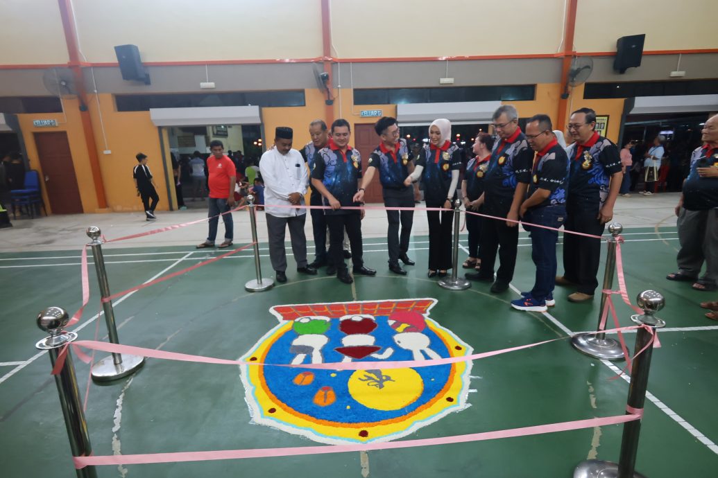 东:已签发:彭州投资、工业、科学、工艺与革新委员会主席拿督莫哈末尼查赞扬华文小学在纪律与学术管理方面树立榜样