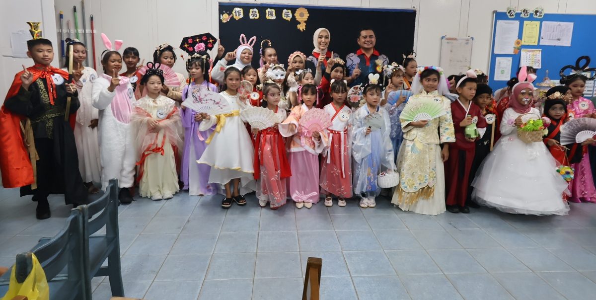 东：已签发：彭州投资、工业、科学、工艺与革新委员会主席拿督莫哈末尼查赞扬华文小学在纪律与学术管理方面树立榜样