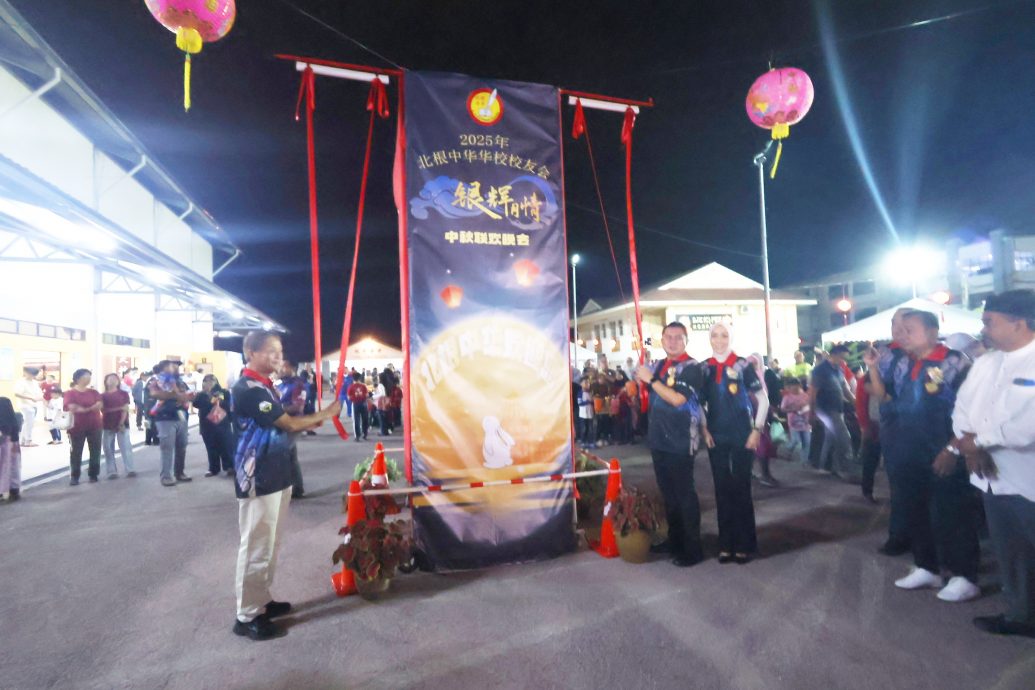 东:已签发:彭州投资、工业、科学、工艺与革新委员会主席拿督莫哈末尼查赞扬华文小学在纪律与学术管理方面树立榜样