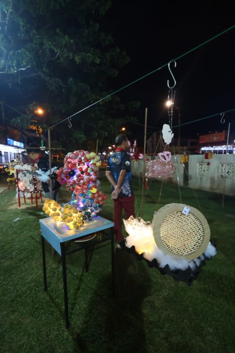 东：已签发：彭州投资、工业、科学、工艺与革新委员会主席拿督莫哈末尼查赞扬华文小学在纪律与学术管理方面树立榜样