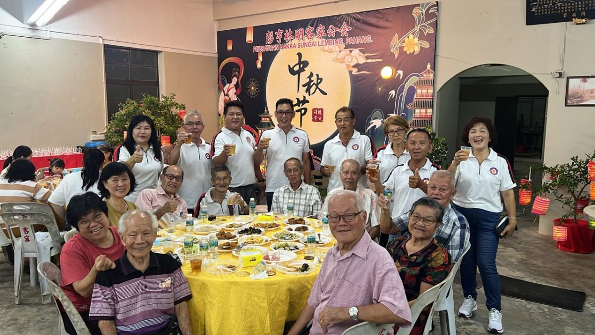 东:已签发:林明客家公会首次在该区举办“拜月亮”活动,吸引约200人参与。
