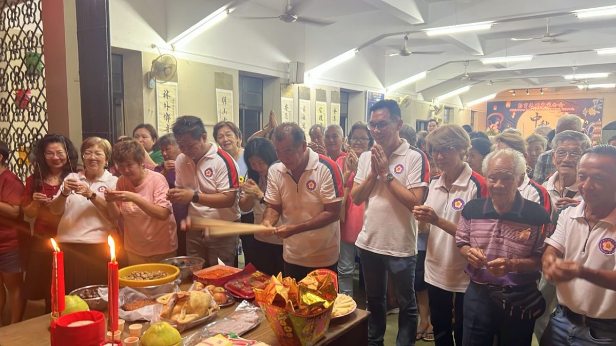东:已签发:林明客家公会首次在该区举办“拜月亮”活动,吸引约200人参与。