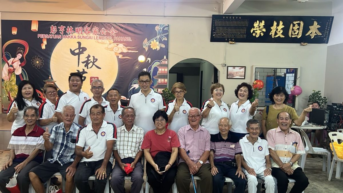 东:已签发:林明客家公会首次在该区举办“拜月亮”活动,吸引约200人参与。