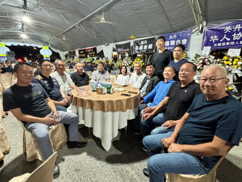 东：已签发：社团闻人拿督斯里黄崇洸之父黄世龙安详辞世，享耆寿，消息传来后，国内外各界领袖、商界人士与乡贤纷纷前往丧府吊唁，场面肃穆，气氛哀婉