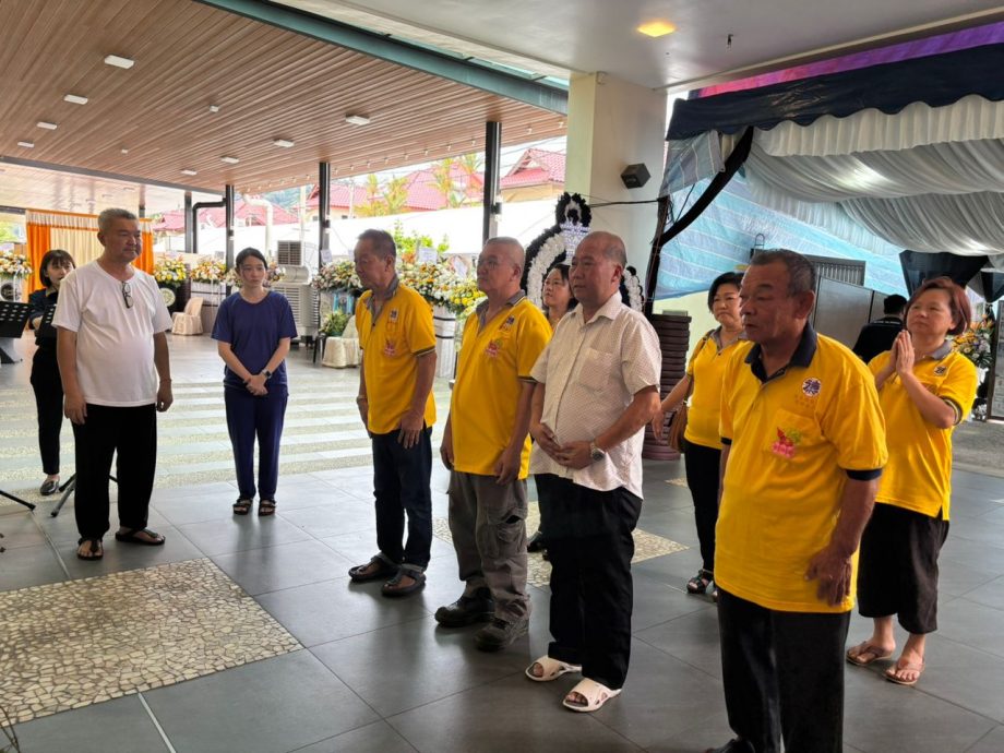 东：已签发：社团闻人拿督斯里黄崇洸之父黄世龙安详辞世，享耆寿，消息传来后，国内外各界领袖、商界人士与乡贤纷纷前往丧府吊唁，场面肃穆，气氛哀婉