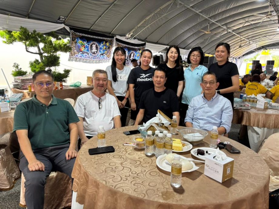 东：已签发：社团闻人拿督斯里黄崇洸之父黄世龙安详辞世，享耆寿，消息传来后，国内外各界领袖、商界人士与乡贤纷纷前往丧府吊唁，场面肃穆，气氛哀婉