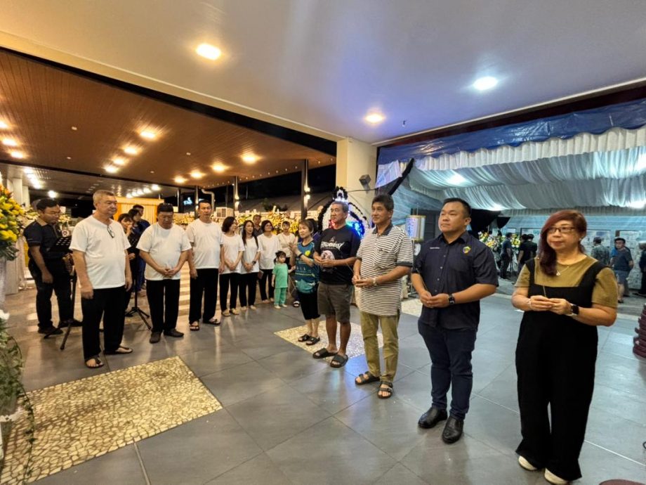 东：已签发：社团闻人拿督斯里黄崇洸之父黄世龙安详辞世，享耆寿，消息传来后，国内外各界领袖、商界人士与乡贤纷纷前往丧府吊唁，场面肃穆，气氛哀婉