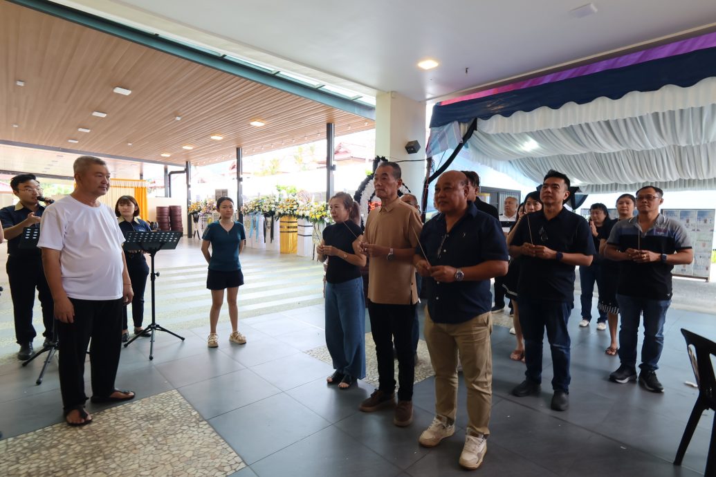 东：已签发：社团闻人拿督斯里黄崇洸之父黄世龙安详辞世，享耆寿，消息传来后，国内外各界领袖、商界人士与乡贤纷纷前往丧府吊唁，场面肃穆，气氛哀婉