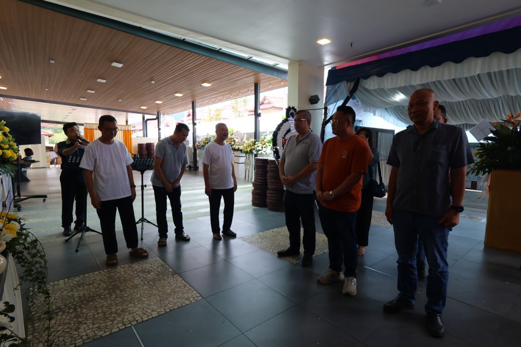 东：已签发：社团闻人拿督斯里黄崇洸之父黄世龙安详辞世，享耆寿，消息传来后，国内外各界领袖、商界人士与乡贤纷纷前往丧府吊唁，场面肃穆，气氛哀婉