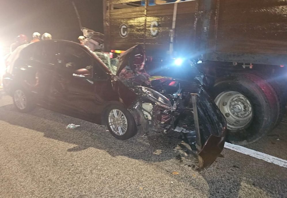 东：已签发：轿车撞上停靠在路肩的一辆罗里，导致轿车司机重伤身亡。