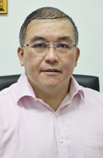 东：已签发：马华关丹区会秘书拿督李才华：教长失去领导威信和能力，应该辞职求去。