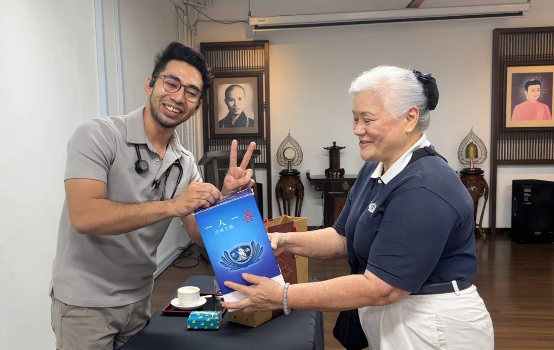 东：慈济吉兰丹人医会心系每一位志工伙伴的健康。为落实“守护健康、守护生命”的关怀理念，慈济每年都规划了内部健康体检活动，诚邀所有见习以上志工与家人共同参与。