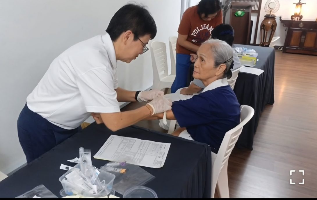 东：慈济吉兰丹人医会心系每一位志工伙伴的健康。为落实“守护健康、守护生命”的关怀理念，慈济每年都规划了内部健康体检活动，诚邀所有见习以上志工与家人共同参与。