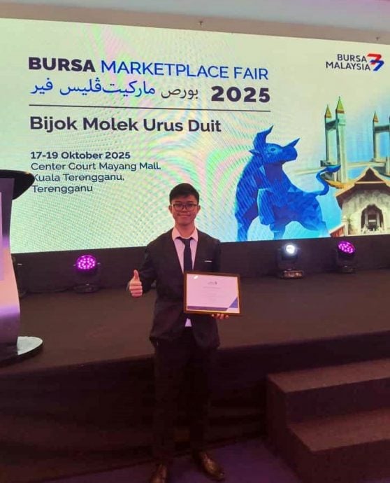 东:登嘉楼马来西亚大学(登大)金融系学生黄子耀在配合2025年Bursa Marketplace Fair举办的“2025 Bijak Pitch-i比赛”,成功吸引评审团目光,并获得评审最高票数。