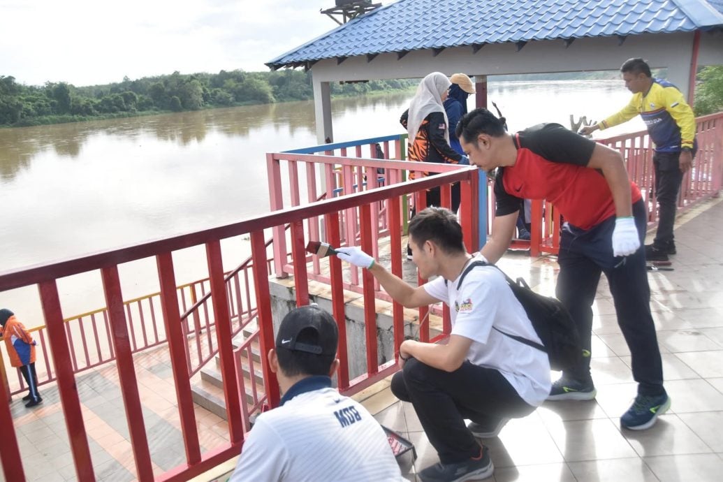 东:百乐县水上看台美化促进旅游 色彩缤纷赏心悦目