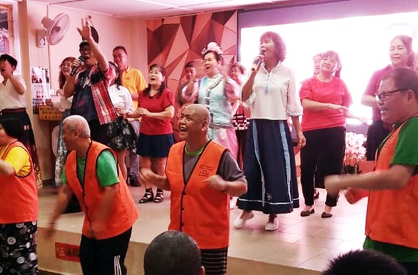 东：直凉创新欢乐歌友会中秋献爱心 为直凉老人院院民带来欢乐