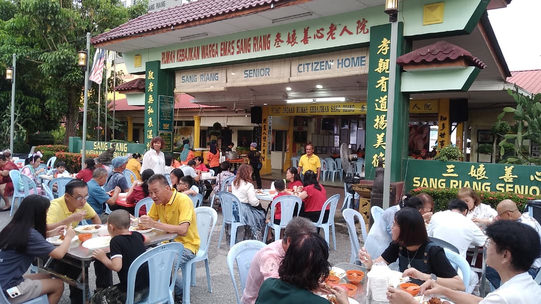 东：直凉创新欢乐歌友会中秋献爱心 为直凉老人院院民带来欢乐