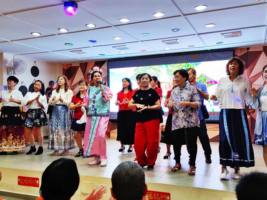 东：直凉创新欢乐歌友会中秋献爱心 为直凉老人院院民带来欢乐