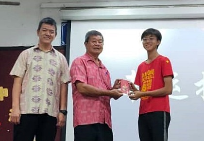 直凉华中中秋晚会 胡玉华:节目多姿多彩 学生温馨共庆促情谊