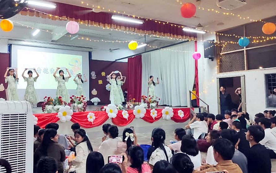 直凉华中中秋晚会 胡玉华：节目多姿多彩 学生温馨共庆促情谊