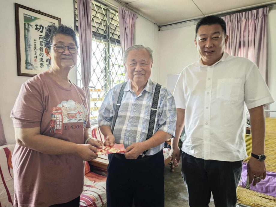 东:获悉哥市2位患有乳癌的华裔妇女的遭遇后,善心人蔡尤明局绅也表示关怀,今天前往慰问并移交捐款,为勇敢的抗癌者打气。