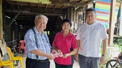 登门慰问移交捐款  蔡尤明为2癌患打气