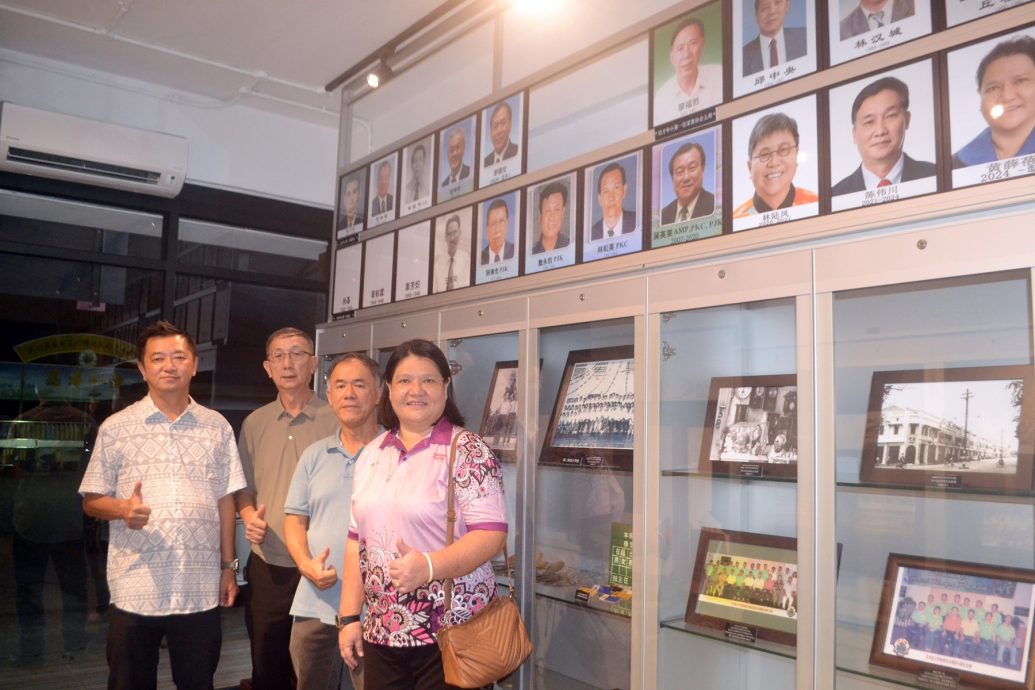 东:(已签发) 关丹培才校友会庆中秋