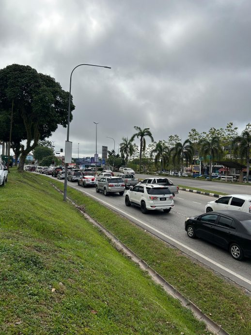 东:(已签发)交通灯故障 交通大受影响现车龙