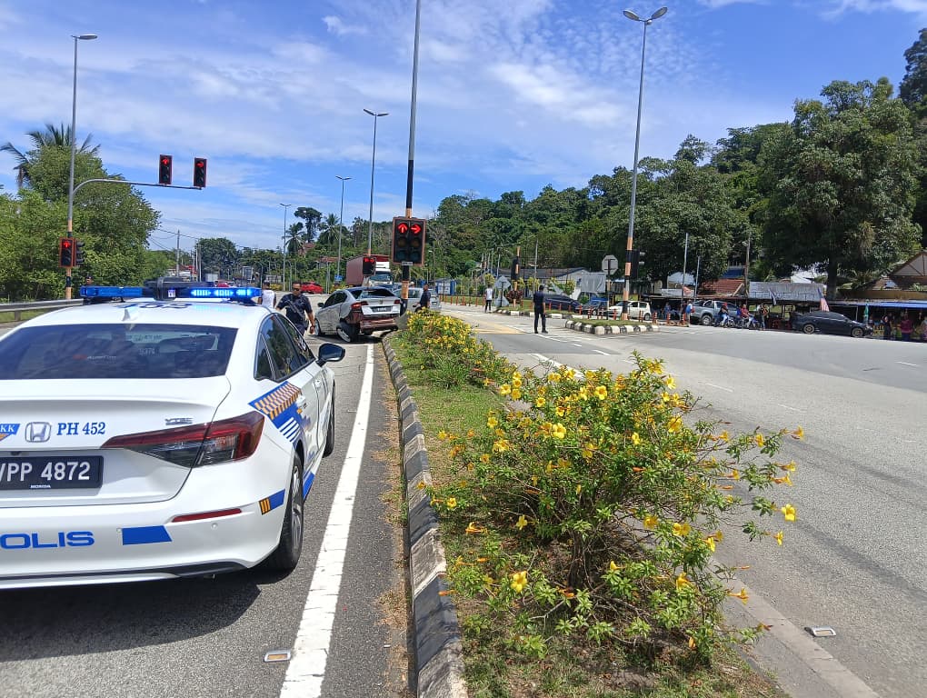 东：（已签发）从话望生偷运人口至隆，2男子与警追逐翻车落网