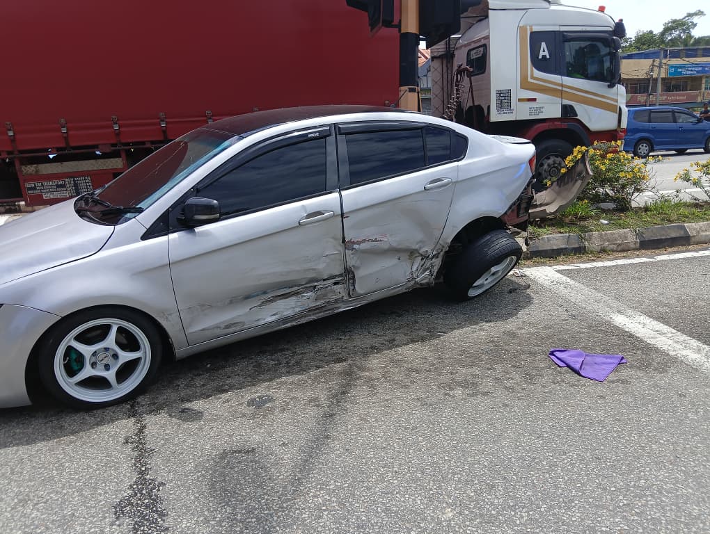 东：（已签发）从话望生偷运人口至隆，2男子与警追逐翻车落网